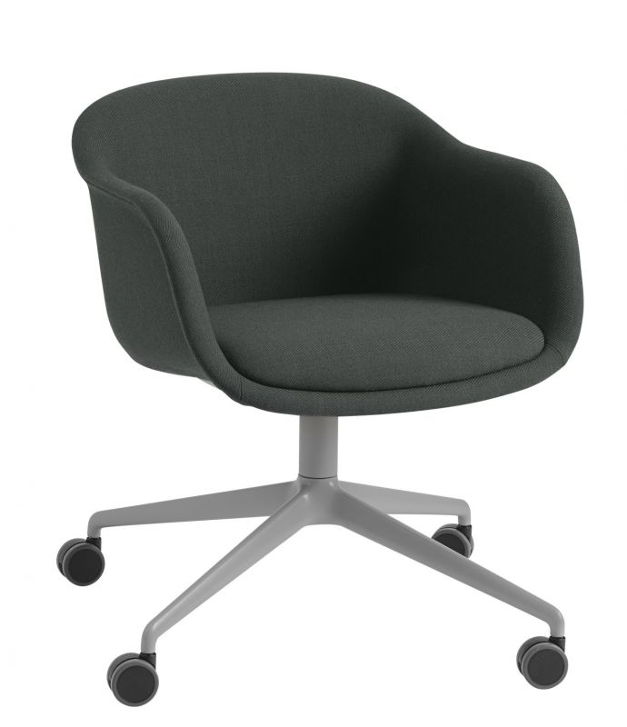 Muuto Fiber Armchair mit Drehfuß und grauer Polsterung, Bürostuhl mit Rollen.